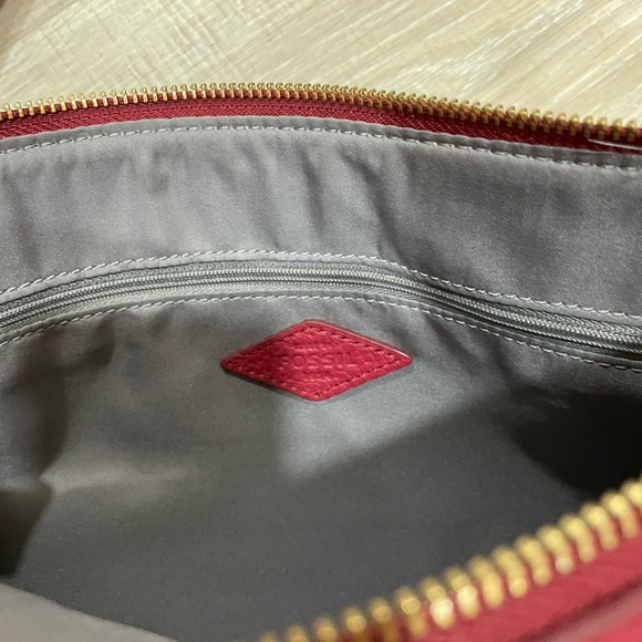 Red leather fossil crossbody - NWOT - Picture 2 of 3